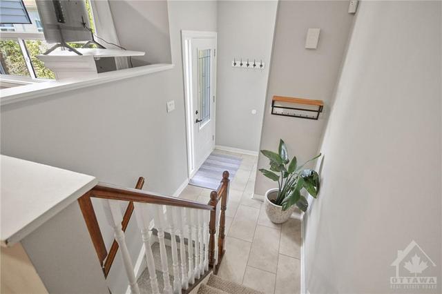 6 Lovell Lane, Townhouse with 3 bedrooms, 2 bathrooms and 1 parking in Ottawa ON | Image 2