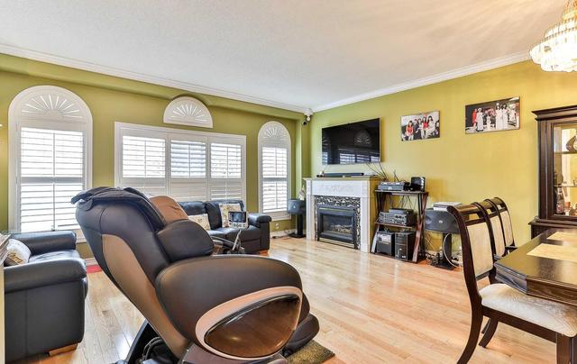 8 Margaret Rose Crt, House detached with 3 bedrooms, 4 bathrooms and 4 parking in Toronto ON | Image 3