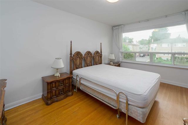 108 Neames Cres, House semidetached with 3 bedrooms, 3 bathrooms and 5 parking in Toronto ON | Image 14