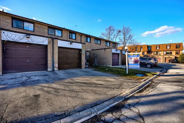 309 Fleetwood Cres, Townhouse with 3 bedrooms, 2 bathrooms and 2 parking in Brampton ON | Image 1