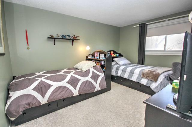 5 - 233 Innisfil St, Townhouse with 3 bedrooms, 2 bathrooms and 1 parking in Barrie ON | Image 5