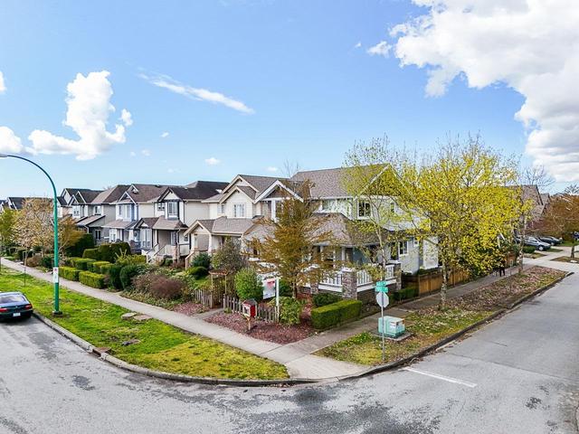 6869 192nd Street, House detached with 4 bedrooms, 4 bathrooms and 3 parking in Surrey BC | Image 39