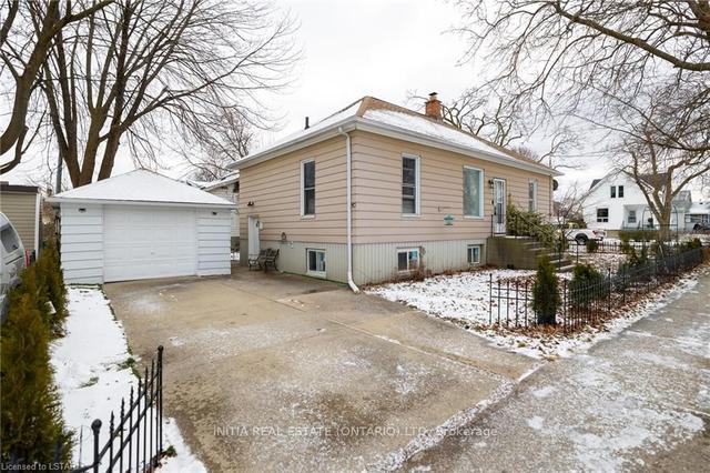 408 Cromwell St, House detached with 2 bedrooms, 2 bathrooms and 3 parking in Sarnia ON | Image 1