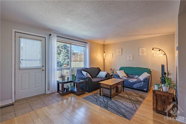 d - 415 Woodfield Drive, Townhouse with 3 bedrooms, 1 bathrooms and 1 parking in Ottawa ON | Image 7