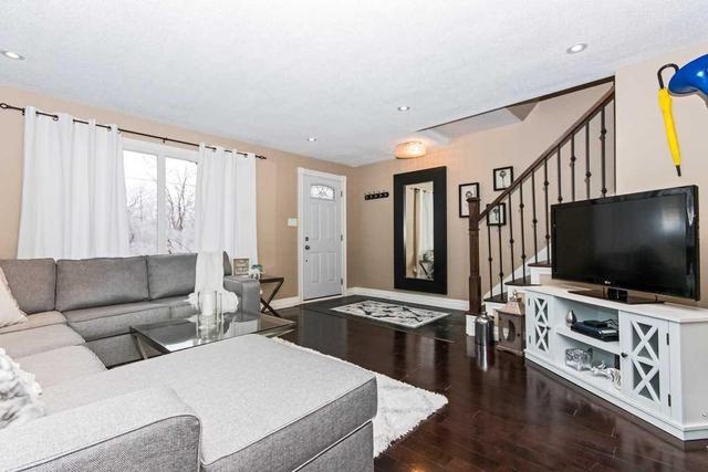 215 Lake Ave N, Townhouse with 3 bedrooms, 2 bathrooms and 1 parking in Hamilton ON | Image 2