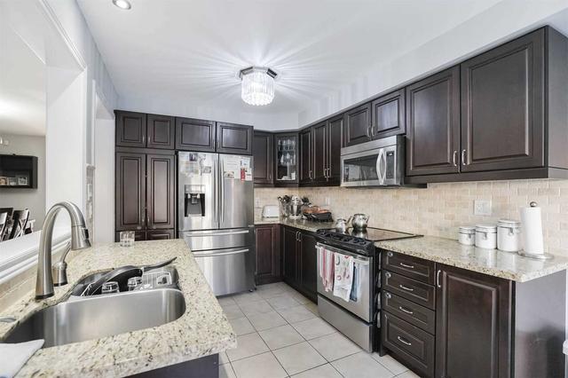27 Manordale Cres, House semidetached with 3 bedrooms, 3 bathrooms and 4 parking in Vaughan ON | Image 4