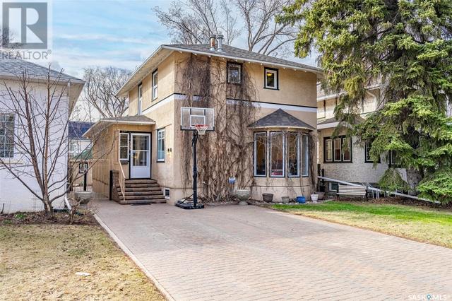 735 University Drive, House detached with 3 bedrooms, 3 bathrooms and null parking in Saskatoon SK | Image 1
