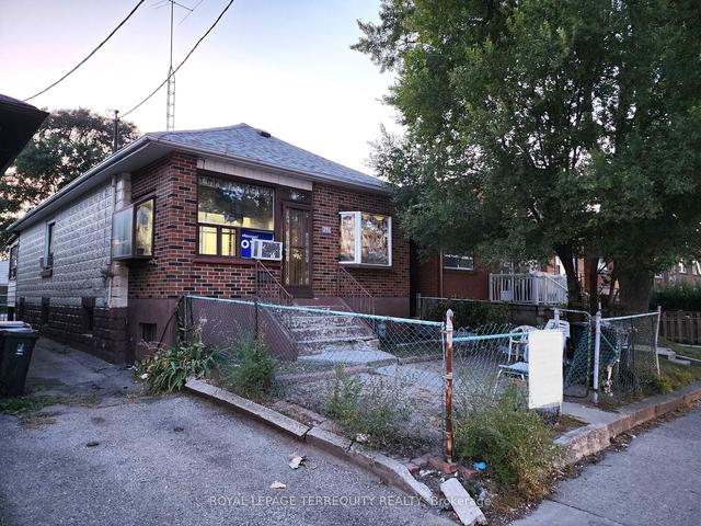 796 Jane St, House detached with 2 bedrooms, 2 bathrooms and 3 parking in Toronto ON | Image 3