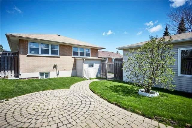 Upper - 357 Garden Crt, House detached with 3 bedrooms, 1 bathrooms and 2 parking in Oshawa ON | Image 11