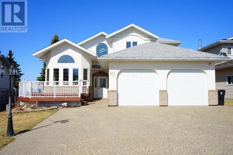 911 Birch Street, House detached with 5 bedrooms, 4 bathrooms and 4 parking in Beaverlodge AB | Card Image