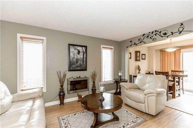 210 Kozlov St, House detached with 3 bedrooms, 2 bathrooms and 2 parking in Barrie ON | Image 3