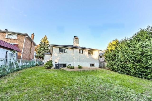 upper - 26 Mollard Rd, House detached with 3 bedrooms, 2 bathrooms and 2 parking in Toronto ON | Image 4