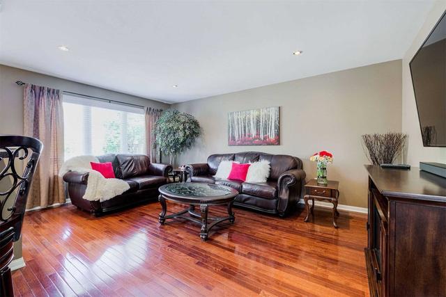 78 Jamesway Cres, House attached with 3 bedrooms, 3 bathrooms and 3 parking in Whitchurch Stouffville ON | Image 2