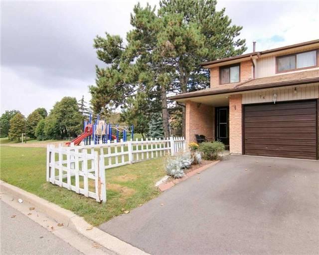 76 Dawson Cres, Townhouse with 3 bedrooms, 3 bathrooms and 2 parking in Brampton ON | Image 1