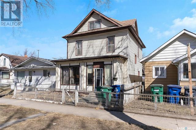 214 E Avenue S, House detached with 7 bedrooms, 2 bathrooms and null parking in Saskatoon SK | Image 3