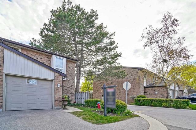 680 Regency Crt, Townhouse with 3 bedrooms, 2 bathrooms and 2 parking in Burlington ON | Image 12