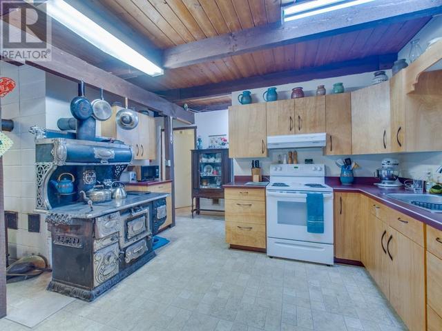 2373 Mabel Lake Road, House detached with 3 bedrooms, 3 bathrooms and null parking in North Okanagan F BC | Image 34