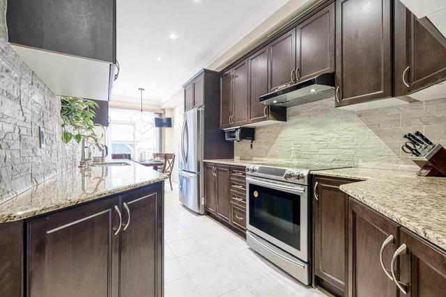 94 Collin Crt, House attached with 3 bedrooms, 3 bathrooms and 3 parking in Richmond Hill ON | Image 2