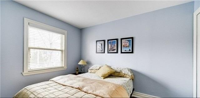 upper - 32 Gifford St, House detached with 4 bedrooms, 2 bathrooms and 1 parking in Toronto ON | Image 2