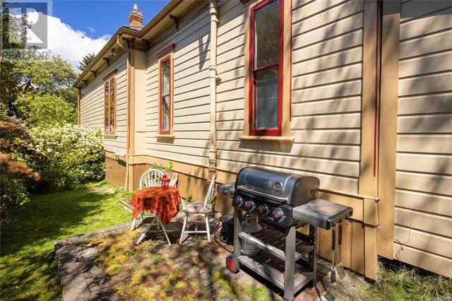149 Rendall St, House detached with 3 bedrooms, 2 bathrooms and 2 parking in Victoria BC | Image 32