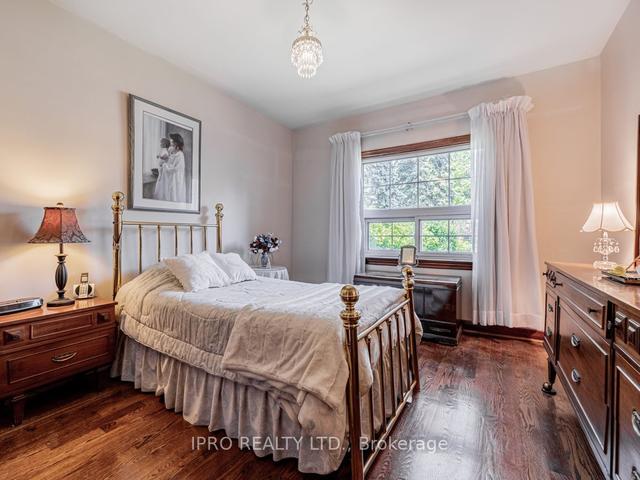 3 Faircrest Circ, House detached with 3 bedrooms, 2 bathrooms and 6 parking in Toronto ON | Image 3