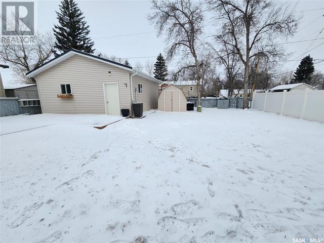 526 Main Street, House detached with 3 bedrooms, 2 bathrooms and null parking in Radville SK | Image 40