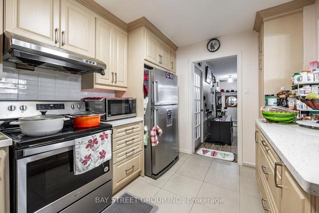38 Pilkey Cres, House attached with 3 bedrooms, 2 bathrooms and 3 parking in Toronto ON | Image 4