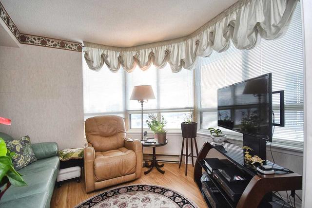 904 - 22 Clarissa Dr, Condo with 2 bedrooms, 2 bathrooms and 2 parking in Richmond Hill ON | Image 3