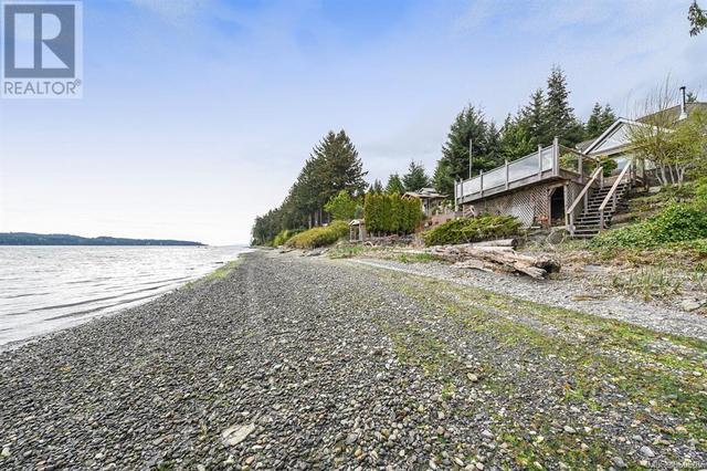 7602 Ships Point Rd, House detached with 3 bedrooms, 3 bathrooms and 6 parking in Comox Valley A BC | Image 9