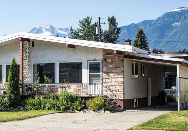 1611 Douglas Street, House detached with 3 bedrooms, 2 bathrooms and 4 parking in Revelstoke BC | Card Image