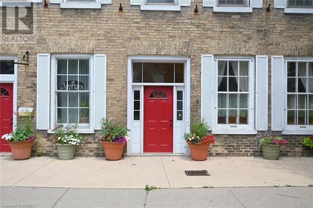 upper - 36 Dumfries Street, Condo with 5 bedrooms, 2 bathrooms and 1 parking in Brant ON | Image 2