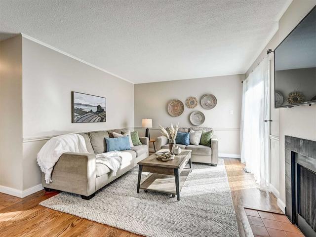 28 Bent Oak Circ, House detached with 3 bedrooms, 2 bathrooms and 2 parking in Mississauga ON | Image 2