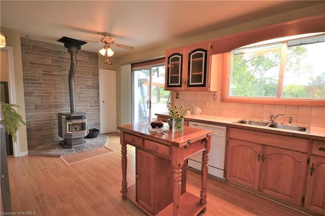 3552 Perth Road, House detached with 2 bedrooms, 1 bathrooms and 11 parking in South Frontenac ON | Image 9