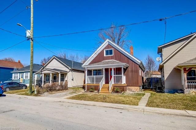 13 Herrick Avenue, House detached with 3 bedrooms, 2 bathrooms and 1 parking in St. Catharines ON | Image 2
