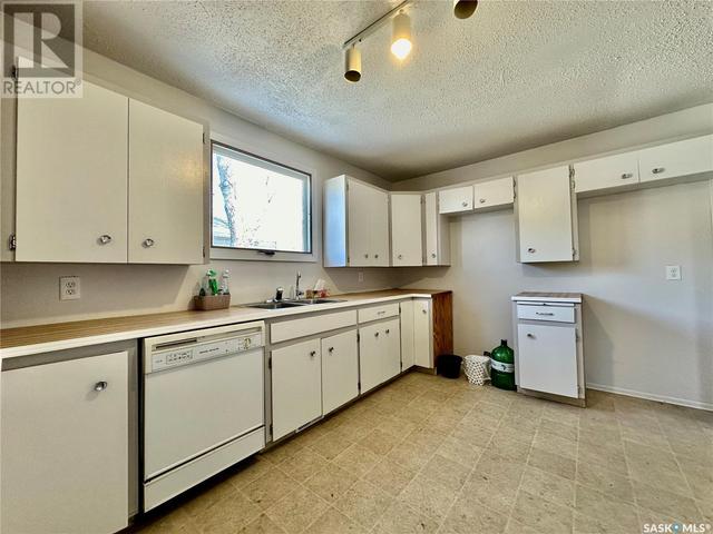 209 Main Street E, House detached with 4 bedrooms, 1 bathrooms and null parking in Langham SK | Image 19