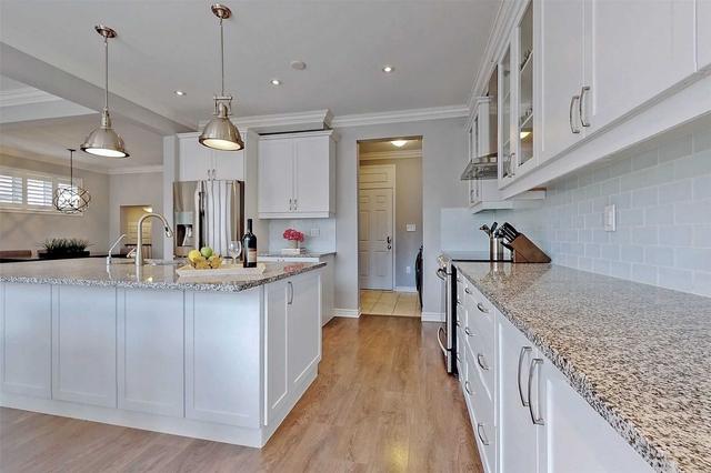 29 Degraaf Cres, House detached with 4 bedrooms, 3 bathrooms and 4 parking in Aurora ON | Image 6
