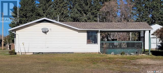 704 Railway Avenue, House detached with 3 bedrooms, 2 bathrooms and null parking in Loon Lake SK | Image 25