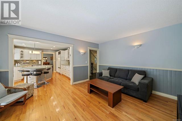 763 Helvetia Cres, House detached with 4 bedrooms, 3 bathrooms and 4 parking in Saanich BC | Image 15
