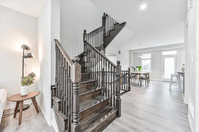 128 Huguenot Rd, Townhouse with 3 bedrooms, 3 bathrooms and 2 parking in Oakville ON | Image 4