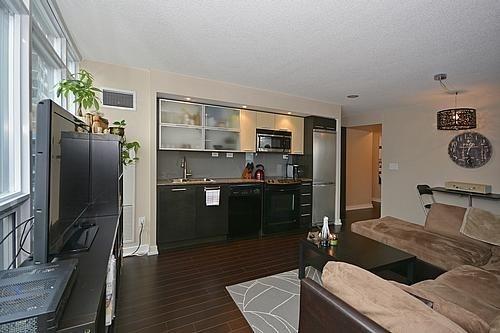 1003 - 25 Capreol Crt, Condo with 2 bedrooms, 2 bathrooms and 1 parking in Toronto ON | Image 5