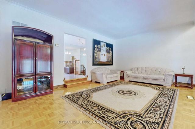 12 Sherin Crt, House detached with 3 bedrooms, 3 bathrooms and 7 parking in Toronto ON | Image 3