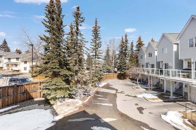 18 Stradwick Rise Sw, Home with 4 bedrooms, 2 bathrooms and 4 parking in Calgary AB | Image 32