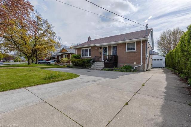 423 Geneva Street, House detached with 4 bedrooms, 2 bathrooms and 5 parking in St. Catharines ON | Image 2