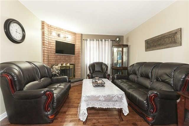 25 Candy (Upper) Cres, House detached with 4 bedrooms, 3 bathrooms and 2 parking in Brampton ON | Image 3