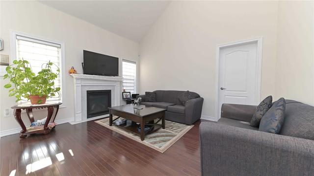 44 Lobelia St, Condo with 2 bedrooms, 3 bathrooms and 4 parking in Brampton ON | Image 3
