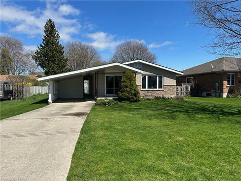 239 Mary Street, House detached with 2 bedrooms, 1 bathrooms and 3 parking in Goderich ON | Card Image