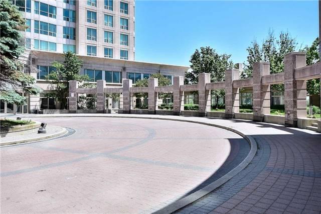 1013 - 8 Lee Centre Dr, Condo with 2 bedrooms, 2 bathrooms and 1 parking in Toronto ON | Image 2