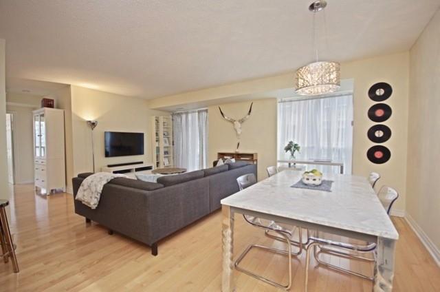 905 - 270 Wellington St W, Condo with 2 bedrooms, 2 bathrooms and 1 parking in Toronto ON | Image 1