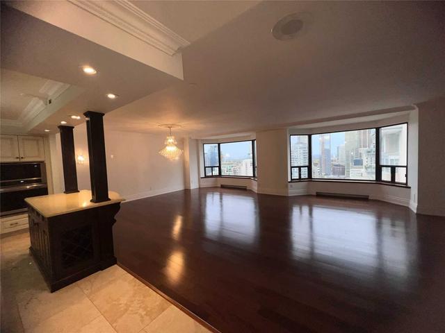 2206 - 175 Cumberland St, Condo with 2 bedrooms, 2 bathrooms and 1 parking in Toronto ON | Image 5