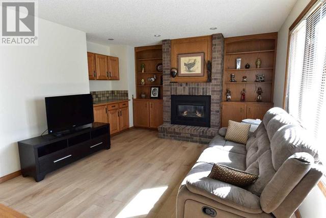 215 Edgebank Place Nw, House detached with 3 bedrooms, 3 bathrooms and 4 parking in Calgary AB | Image 7